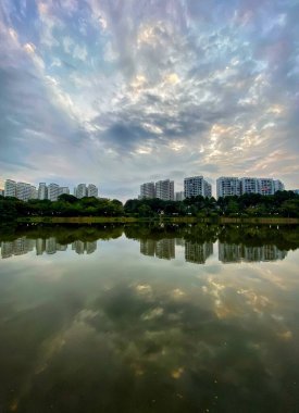 Punggol Park yakınlarındaki konutların yansıması.