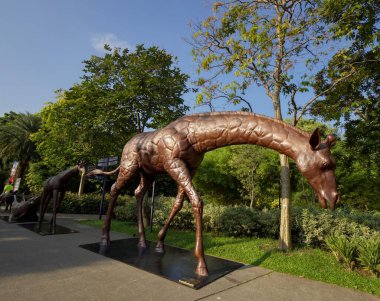 Singapur - 3 Haziran 2023: Love The Last March at Gardens by The Bay. Gillie ve Marc 'ın vahşi yaşam için yaptığı dünyanın en uzun heykeli. Nesli tükenmekte olan türler için bir umut ışığı..