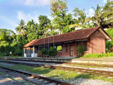 Singapur - 17 Haziran 2023: Demiryolu Personel Bölgesi. 1932 'de inşa edilen bu yarı müstakil tek katlı bina istasyon çalışanları ve aileleri tarafından işgal edildi..    