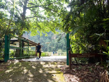 36 hektarlık bir şehir parkı olan Bukit Batok Doğa Parkı 'nda terk edilmiş bir taş ocağında çarpıcı manzaralar ve kristal berrak sular mevcuttur..      