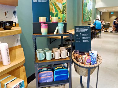 Singapur: 17 Haziran 2023 - Demiryolu AVM 'de Starbucks' ta Mechandise satıldı    