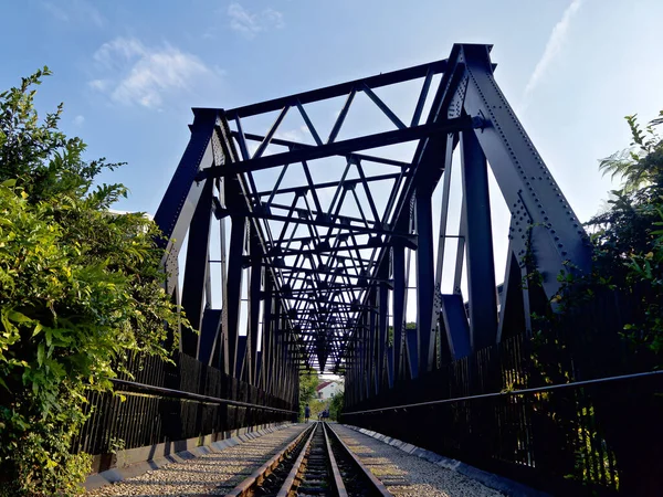 Wędrówka Korytarzu Kolejowym Ciągłe Zielone Przejście Które Umożliwia Przemieszczanie Się — Zdjęcie stockowe