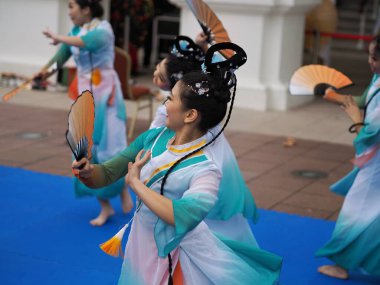 Singapur - 23 Ocak 2023: Çinli dansçılar Singapur 'daki Istana Açık Ev' de gösteri yaptılar..    