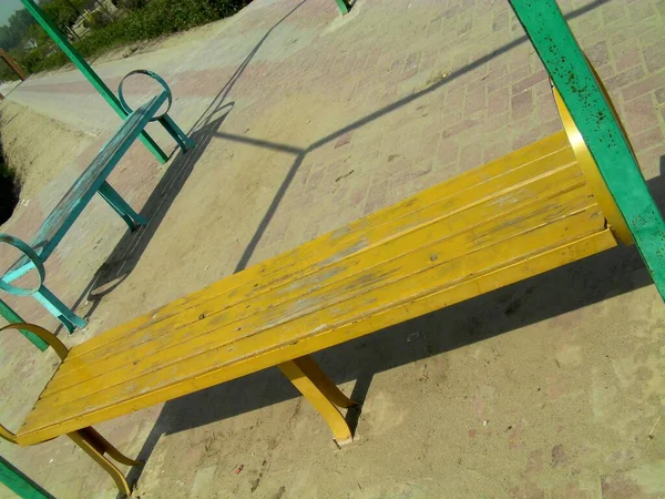 Желтая Деревянная Скамейка Детской Площадке Парке Крупный План Фотографии — стоковое фото