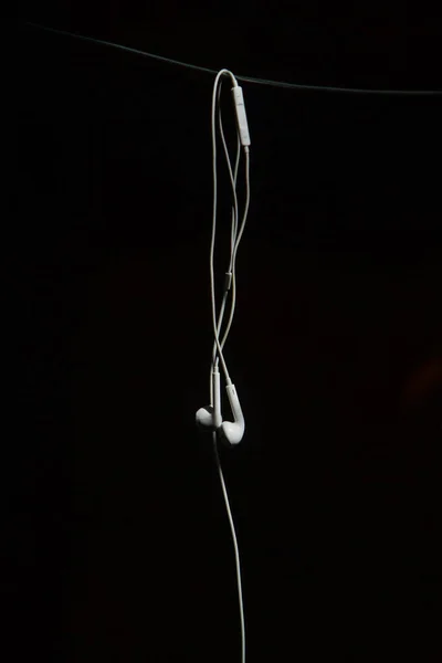 黒い背景の白いヘッドフォン — ストック写真