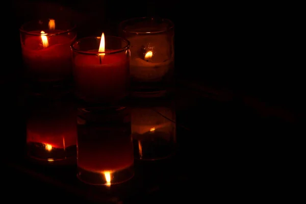 在黑暗中点燃蜡烛 — 图库照片