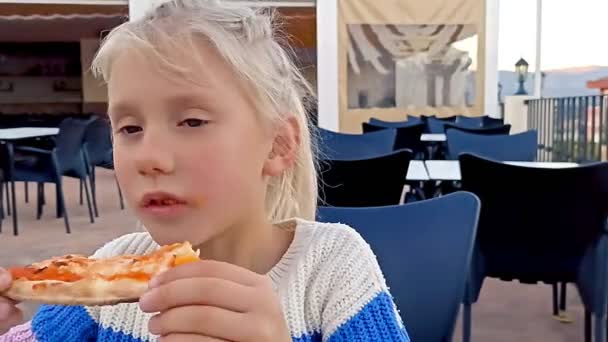 Blondynka Lubi Gryźć Pizzę Restauracji Zbliżenie — Wideo stockowe