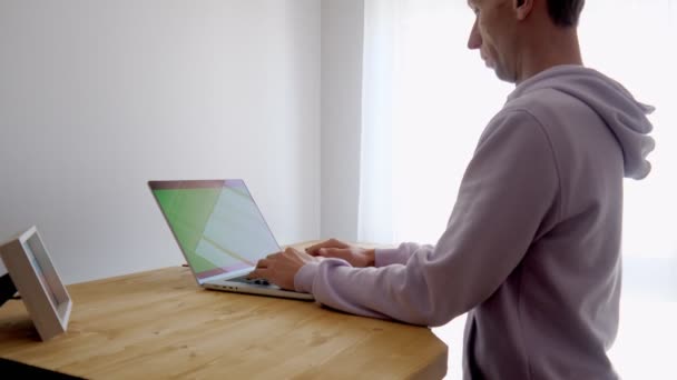 Muž Který Používá Notebook Okna Obrazovka Zelené Barvy Volné Noze — Stock video