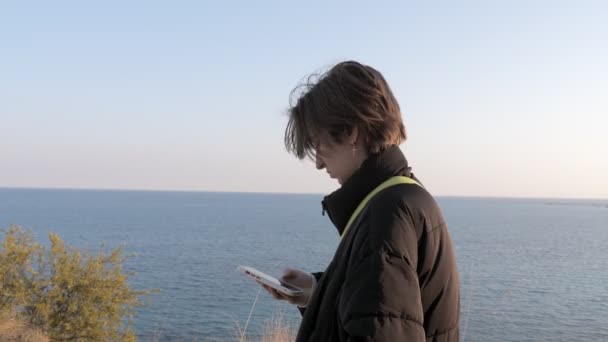 Ragazza Adolescente Piedi Sentiero Costiero Utilizzando Smartphone Oceano Marino Background — Video Stock