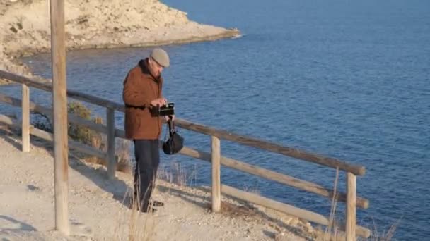 Vecchio Uomo Caucasico Scattare Selfie Vecchio Smartphone Mare Oceano Background — Video Stock