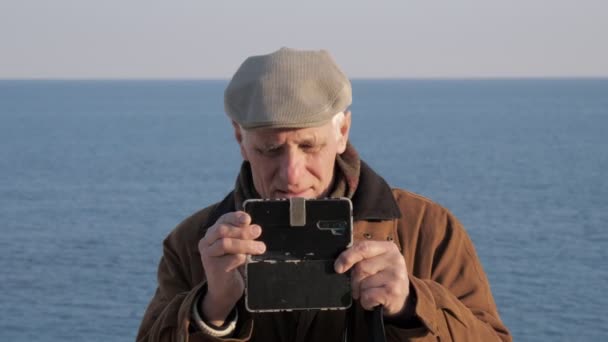 Portrét Vysokého Bělocha Fotícího Starém Smartphonu Oceánské Moře Pozadí Starší — Stock video