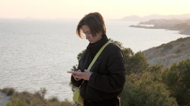 Ragazza Adolescente Che Chatta Smartphone Sul Sentiero Costiero Mare Oceano — Video Stock