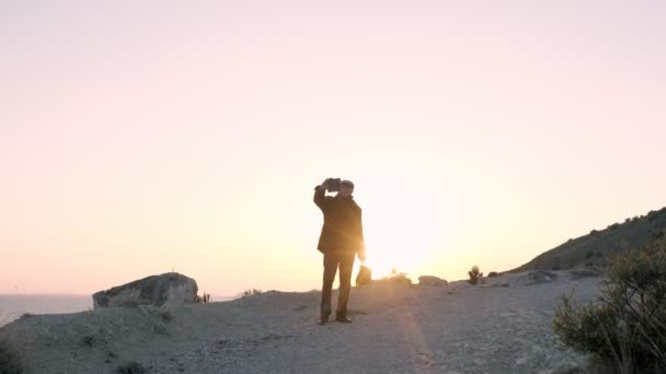 Starší Běloch Bere Selfie Starý Smartphone Pozadí Moře Zapadajícího Slunce — Stock video