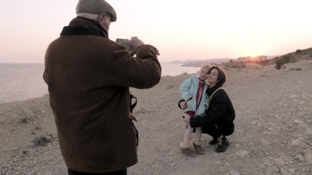 Дедушка Фотографирует Своих Внучек Море Заднем Плане Две Девушки Позируют — стоковое видео