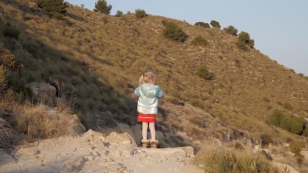 Blondynka Warkoczykiem Robiąca Zdjęcia Lub Filmująca Kieszonkowym Aparacie Górskim Tle — Wideo stockowe