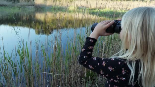 Καυκάσια Κοπέλα Που Κοιτά Κιάλια Νερό Στο Φυσικό Πάρκο Παιδί — Αρχείο Βίντεο