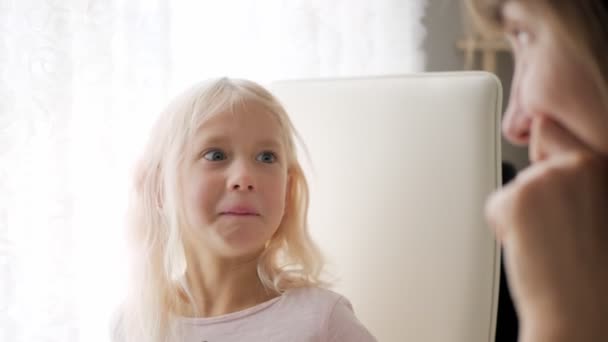 Criança Branca Loira Estudando Online Menina Escola Primária Caretas Olhando — Vídeo de Stock