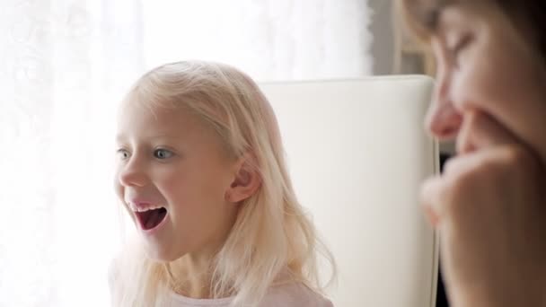 Блондинистый Кавказский Ребенок Учится Онлайн Счастливая Школьница Улыбается Глядя Экран — стоковое видео