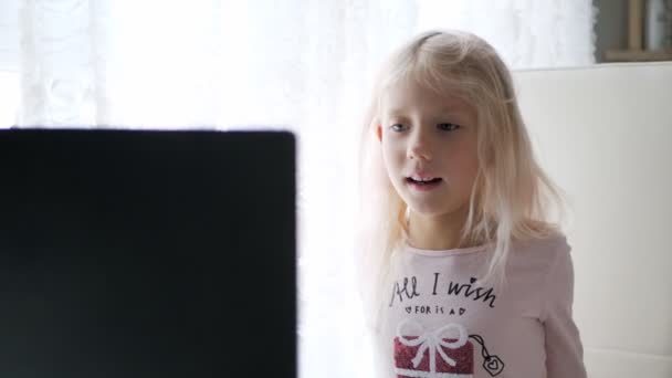 Ευτυχισμένο Καυκάσιο Παιδί Που Σπουδάζει Online Δημοτικό Κορίτσι Σχολείο Έχει — Αρχείο Βίντεο