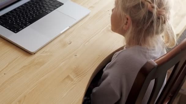 Blond Kaukasiska Barn Studerar Online Elementär Skolflicka Har Videochatt Anteckningsbok — Stockvideo