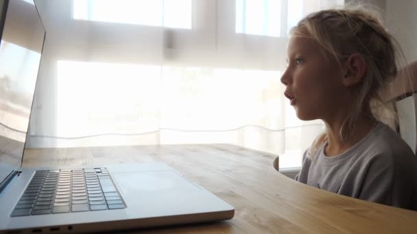 Criança Branca Loira Estudando Online Menina Escola Primária Fala Com — Vídeo de Stock