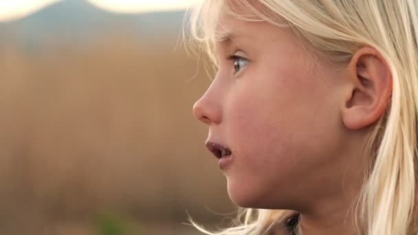 Biała Dziewczyna Smakuje Wegański Chleb Pełnoziarnisty Świeżym Powietrzu Dziecko Lubi — Wideo stockowe