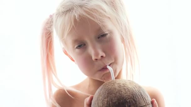 Ένα Ξανθό Κοριτσάκι Πίνει Νερό Καρύδας Από Καρύδα Παιδί Φυσάει — Αρχείο Βίντεο