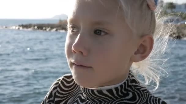 Portret Białej Blondynki Podwójnymi Warkoczami Tle Morza Dziecko Jest Zaskoczone — Wideo stockowe