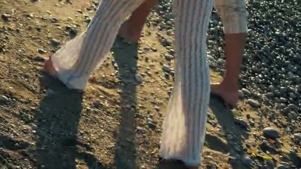Nohy Muže Ženy Bílých Šatech Kráčející Písčité Pláži Slunečním Svitu — Stock video