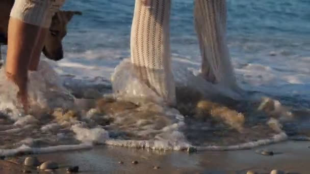 Pernas Homem Mulher Roupas Brancas Água Praia Areia Nascer Sol — Vídeo de Stock