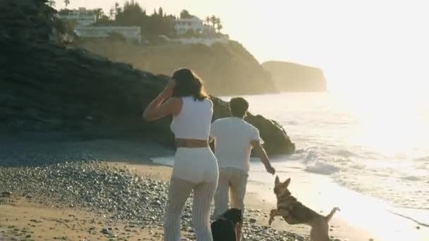 Joven Hombre Mujer Ropa Blanca Caminando Por Playa Guijarros Luz — Vídeos de Stock
