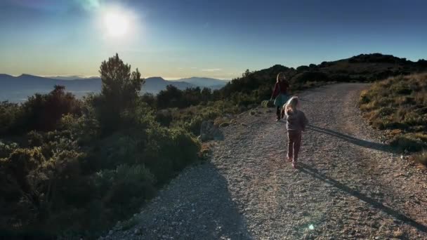 Kaukasisch Meisje Loopt Landweg Bergen Achtergrond Kind Geniet Van Wandelen — Stockvideo