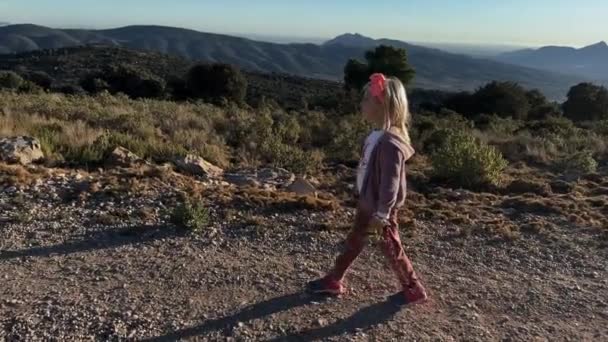 Menina Caucasiana Caminha Estrada Rural Fundo Das Montanhas Criança Gosta — Vídeo de Stock