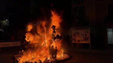 Xativa, İspanya - 19 Mart 2024: Las Fallas 'ın Xativa, Valencia' daki son gecesi. Yanan Kağıt Heykeli 'nin bir parçası Düşüyor