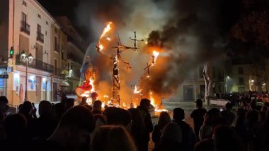 Xativa, İspanya - 19 Mart 2024: Las Fallas 'ın Xativa Valencia' daki son gecesi. Kağıttan heykeller yanıyor, itfaiyeciler hortumlardan su döküyor.