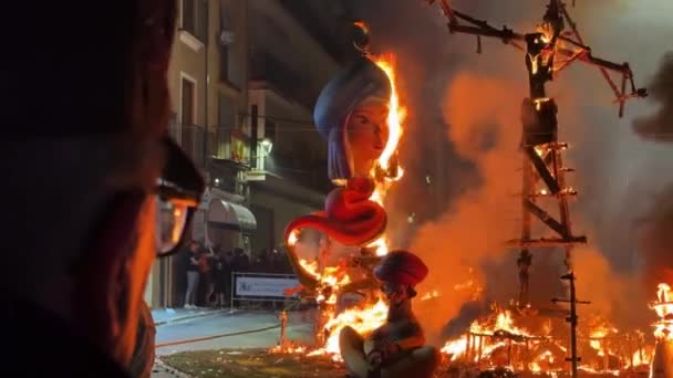 Хатива Испания Марта 2024 Года Полицейский Смотрит Сожженную Женскую Фигурку — стоковое видео