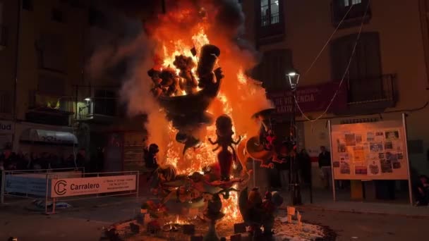 スペイン キサティバ 2024年3月19日 バレンシアのキサティバでラスファラスの最終夜 ペーパーパネルの彫像が燃えている — ストック動画