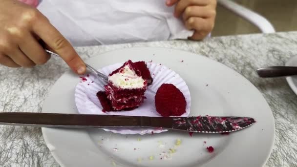 귀머거리에서 레스토랑 테라스에 포크와 라즈베리 케이크의 조각을 즐긴다 클로즈업 — 비디오