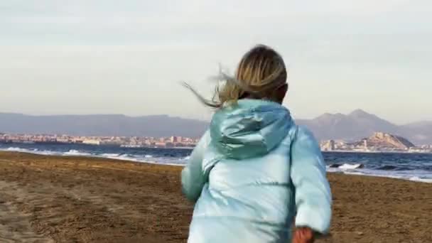 Krásná Dívka Běží Písečné Pláži Směrem Zimnímu Moři Zpomalený Pohyb Videoklip