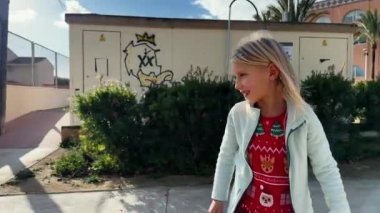 Noel zamanı, genç bir kız bir şeyler yer ve para tahtasına biner.