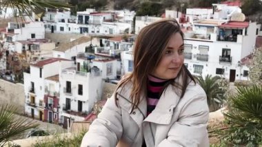 Manzaralı eski şehir manzarası, kadın turist bakış açısıyla oturuyor ve sakin Akdeniz atmosferli resimsel şehir manzarasını inceliyor. Bir güvercin uçar gider