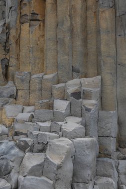 İzlanda 'da dikey, altıgen şekilli ve toprak tonlu bazalt sütunlar. Bu oluşum volkanik kaynaklı bir merdiveni andırıyor..
