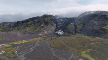 İnsansız hava aracı örülmüş nehirleri, buzulları, dik uçurumları ve yeşil yosunlarıyla İzlanda 'nın kayalık bir vadisini süpürerek dramatik doğal manzarayı gözler önüne seriyor..