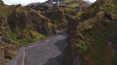 İnsansız hava aracı İzlanda 'da yosun kaplı uçurumlar, dolambaçlı bir nehir yatağı ve dinamik ışık ve karmaşık dokuları ortaya çıkaran gölgeli bir kanyon yakalar..