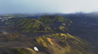 İnsansız hava aracı İzlanda 'nın yosun kaplı dağlarının, volkanik arazilerin ve dolambaçlı nehirlerin üzerinden yükseliyor..
