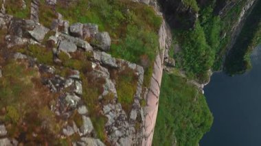 İnsansız hava aracı Preikestolen 'in dikey uçurumunu, Lysefjord' u aşağıdaki engebeli araziyi ve platonun etrafındaki dinamik hareketlerle ziyaretçileri yakalar..