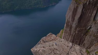 İnsansız hava aracı Preikestolen 'in düz kayalıklarını, dik uçurumları, yemyeşil alanları ve uzak gölleri yakalar..