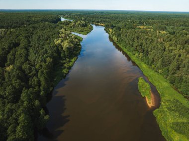 Etrafı yoğun yeşil ormanlarla çevrili dolambaçlı bir nehir ve Belarus 'un sağ kıyısı boyunca uzanan kumlu bir arazi..