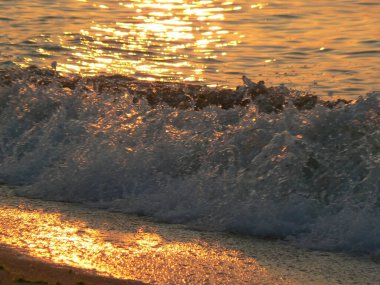 Dalgaların üzerinde güneşli bir yol