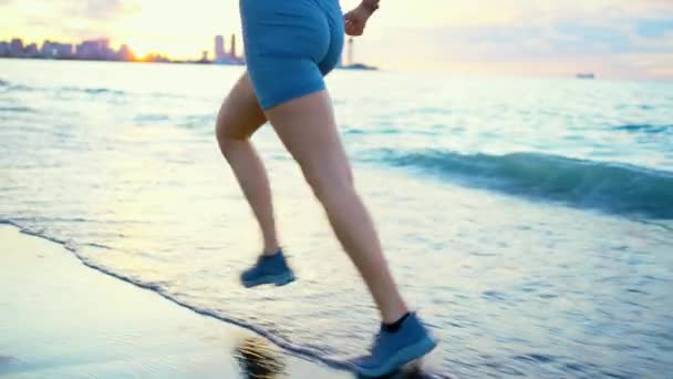 Ноги Бегущей Девушки Пляже Крупным Планом Вид Сзади — стоковое видео